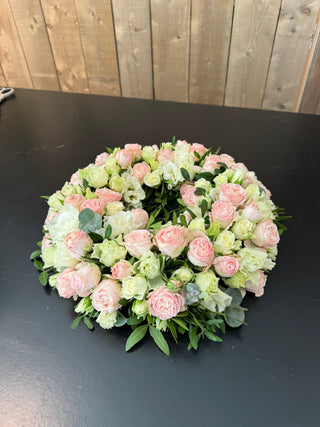 Rouwkrans met verschillende rozen