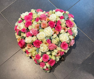 Hart met verschillende rozen
