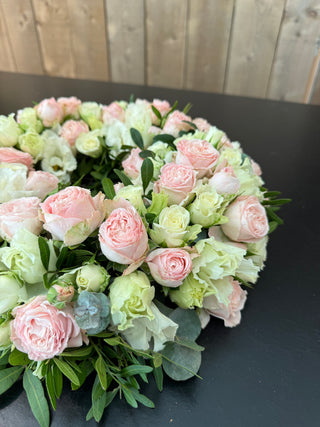 Rouwkrans met verschillende rozen