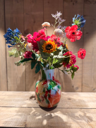 Vaas met zijdebloemen