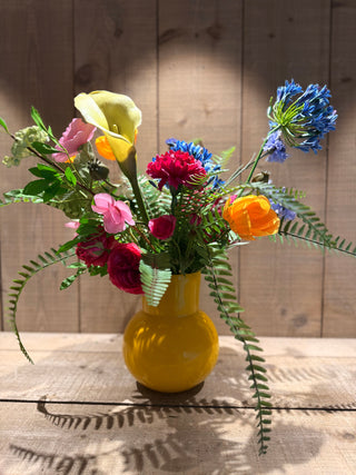 Vaas met zijdebloemen