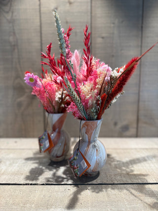 Vaasje met droogbloemen