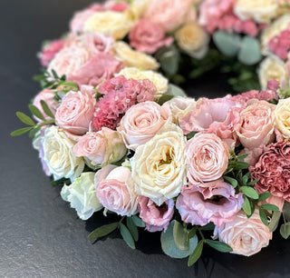 Rouwkrans met verschillende rozen