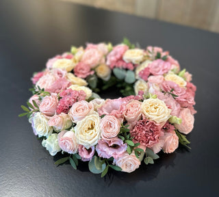 Rouwkrans met verschillende rozen